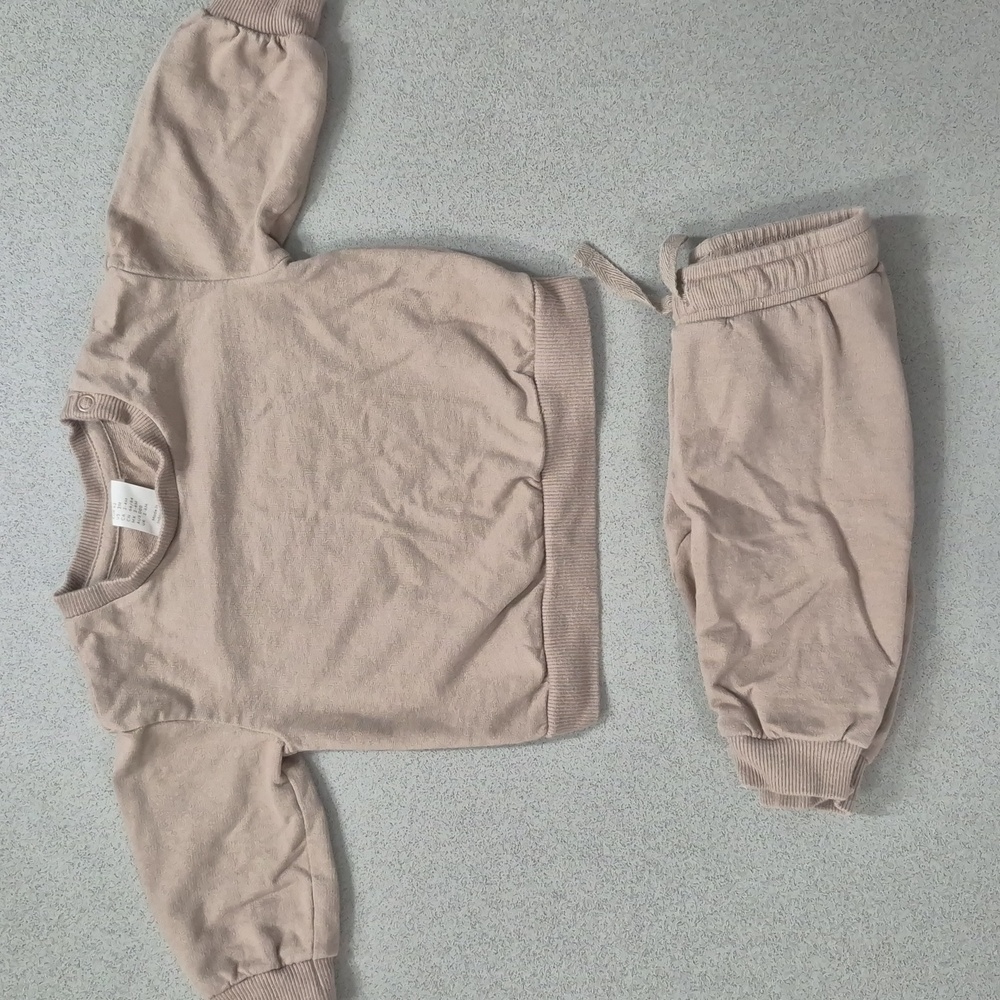 H&M  Baby Unisex Two-Piece Crewneck Sweater and Joggers Set 2-4M